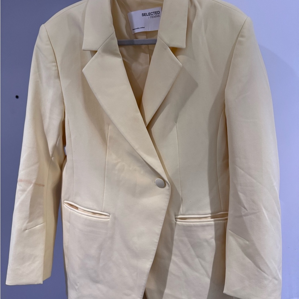 Chic Women's Cream Blazer